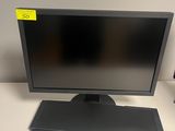 un écran et un clavier posés sur un bureau, avec une souris