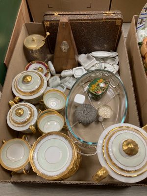 une boîte contenant un grand nombre d'objets différents