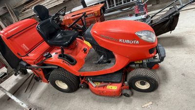 une tondeuse à gazon rouge garée dans un garage