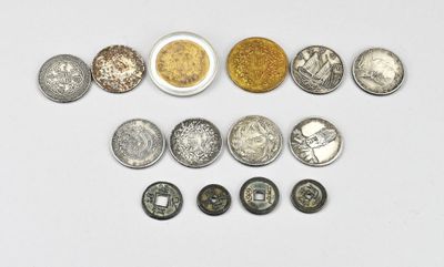 plusieurs types de pièces de monnaie sont disposés sur une surface blanche
