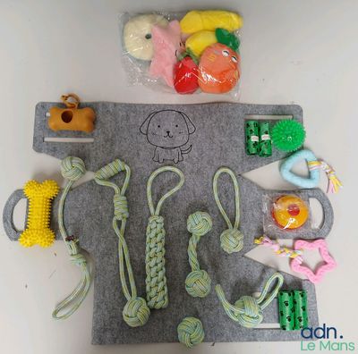 un sac gris orné d'un tas de jouets