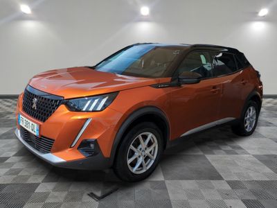 Un SUV orange est garé dans une pièce au sol carrelé.