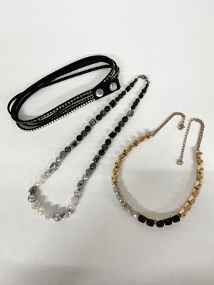 SWAROVSKI : REUNION de deux colliers fantaisies en métal et …