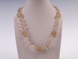 gros plan d'un collier sur un mannequin mannequin
