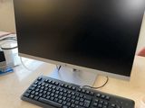 une image d'un écran d'ordinateur et d'un clavier sur un bureau