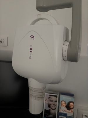 une photo de toilettes auxquelles est fixé un téléphone