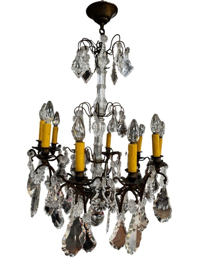 Un lustre à pampilles de cristal et laiton à 10 bras de lumi…