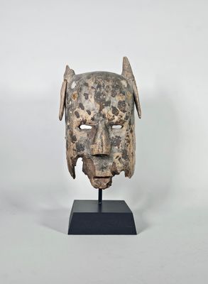 Masque d'initiation en bois à patine crouteuse.