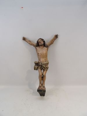une statue de Jésus sur la croix dans une pièce blanche