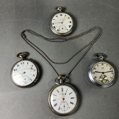 plusieurs types de montres de poche sont exposés sur une table