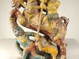 une image représentant une statue d'un homme à cheval, avec une femme assise sur le cheval