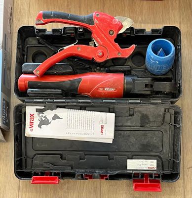 une boîte à outils avec des outils posés sur une table