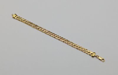 un bracelet à chaîne en or avec un fermoir sur fond blanc
