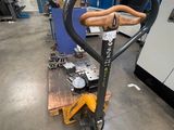 une image représentant une machine dans une usine, dotée d'une poignée en bois