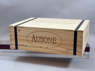 une boîte en bois posée sur un support métallique