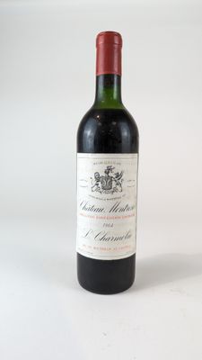 une bouteille de vin posée sur une table