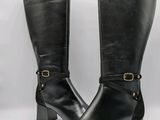 une paire de bottes en cuir noir avec des boucles sur les côtés