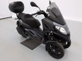 un scooter garé dans une pièce