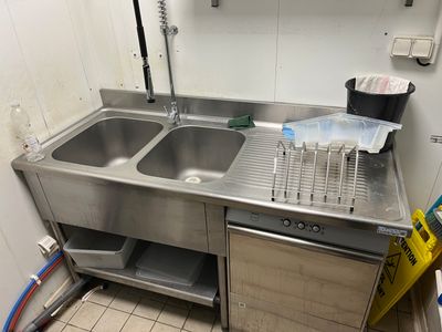 un évier rempli d'ustensiles