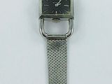 une image représentant une montre argentée avec un cadran noir sur un fond blanc