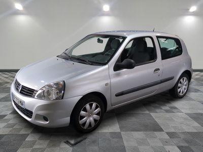 la photo d'une petite voiture argentée garée dans un garage