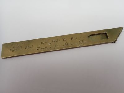 une plaque en laiton sur laquelle est inscrit : « Ne pas laisser la porte ouverte »