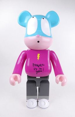 un ours rose avec une chemise violette et un pantalon noir