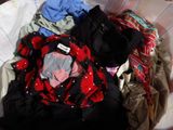 une pile de vêtements dans un panier sur le sol