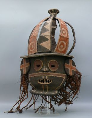 une image représentant un masque en bois et en tissu