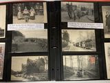 un vieil album photo sur lequel figurent des photos de personnes et d'animaux