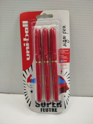 trois stylos rouges se trouvent dans un emballage posé sur une surface blanche