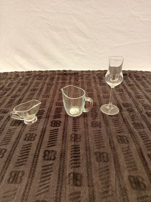 Lot de 90 pièces en verre transparent comprenant : des sauci…