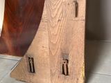une horloge en bois posée par terre