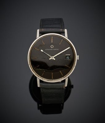 gros plan d'une montre sur une surface noire avec un fond noir