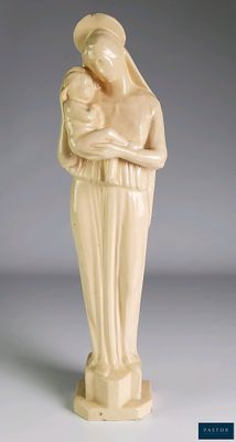 l'image d'une statue représentant une femme tenant un bébé dans ses bras