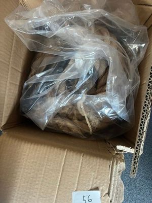 une boîte en carton contenant un paquet de biscuits