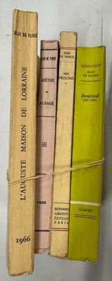 plusieurs livres sont empilés sur une étagère