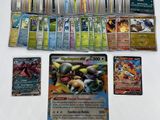beaucoup de cartes pokemon différentes sur la table