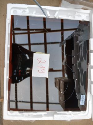 une photo d'un miroir cassé sur lequel est accrochée une étiquette de prix