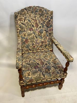 une vieille chaise recouverte d'un tissu à motifs floraux, recouverte, recouverte, recouverte, recouverte, recouverte, recouverte, recouverte, recouverte, recouverte