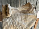 une selle de cheval posée sur une table en bois