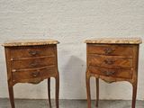 paire de tables de chevet françaises anciennes avec des plateaux en marbre