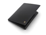 un portefeuille en cuir noir orné d'un bouton doré sur le devant