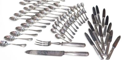 toutes ces cuillères et fourchettes qui se trouvent sur la table