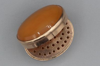 une image d'un gros plan d'un objet métallique sur une table