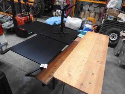 une photo d'une table sur laquelle se trouve un ordinateur portable