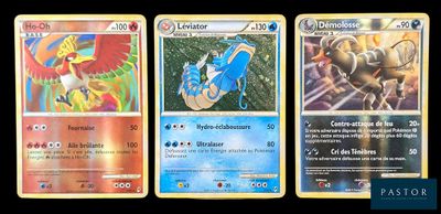 Quatre cartes Pokémon différentes sont représentées sur un fond noir.