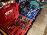 une boîte à outils rouge avec des outils sur le sol