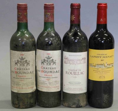 trois bouteilles de vin rouge sont alignées sur une table
