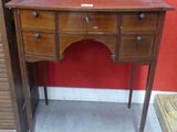 un bureau en bois muni de tiroirs et sur lequel est posé un miroir